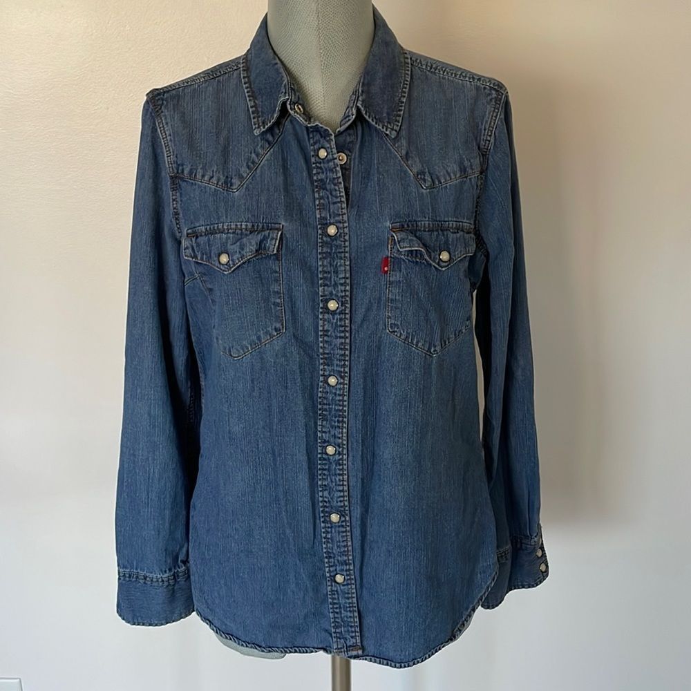 Levi’s chambray shirt size L